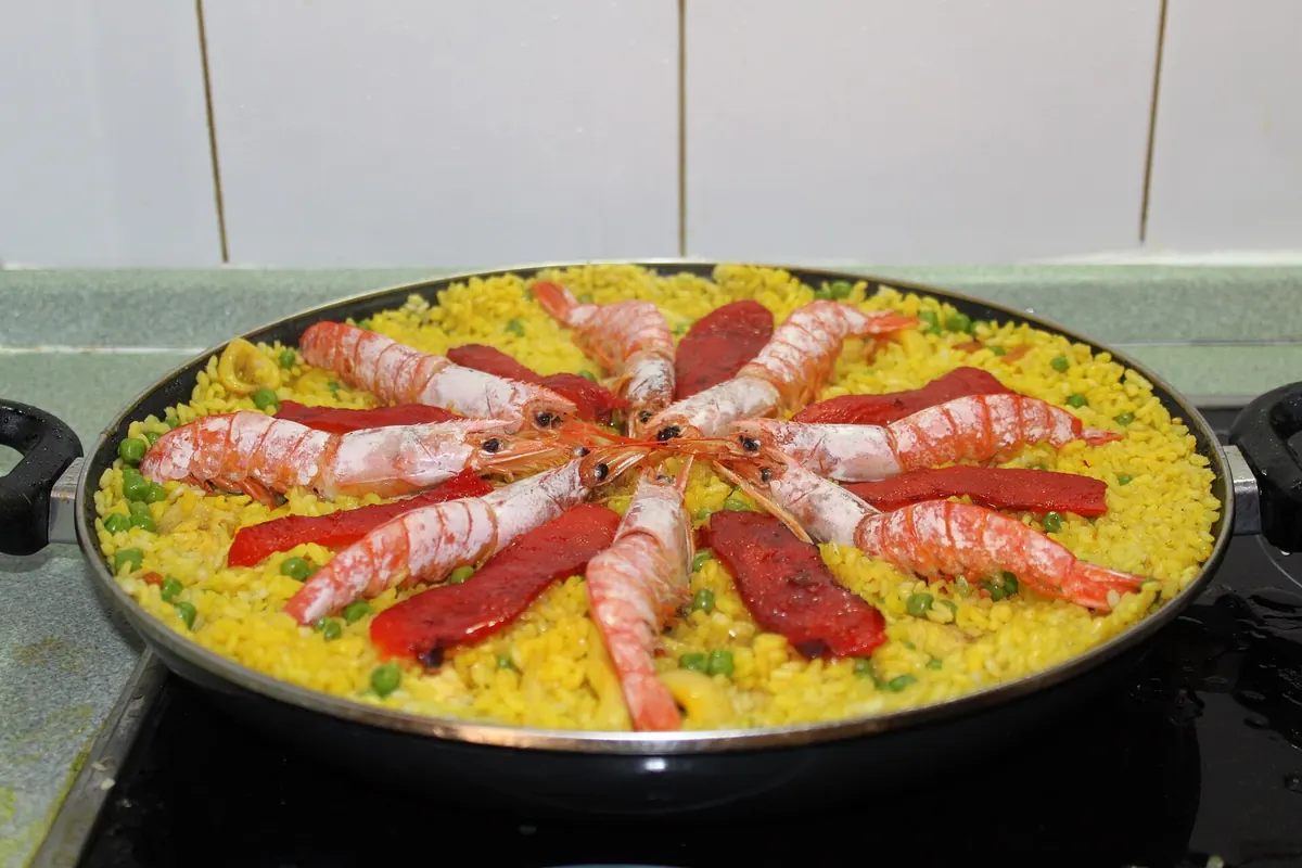 Paella con gambas recién hecha