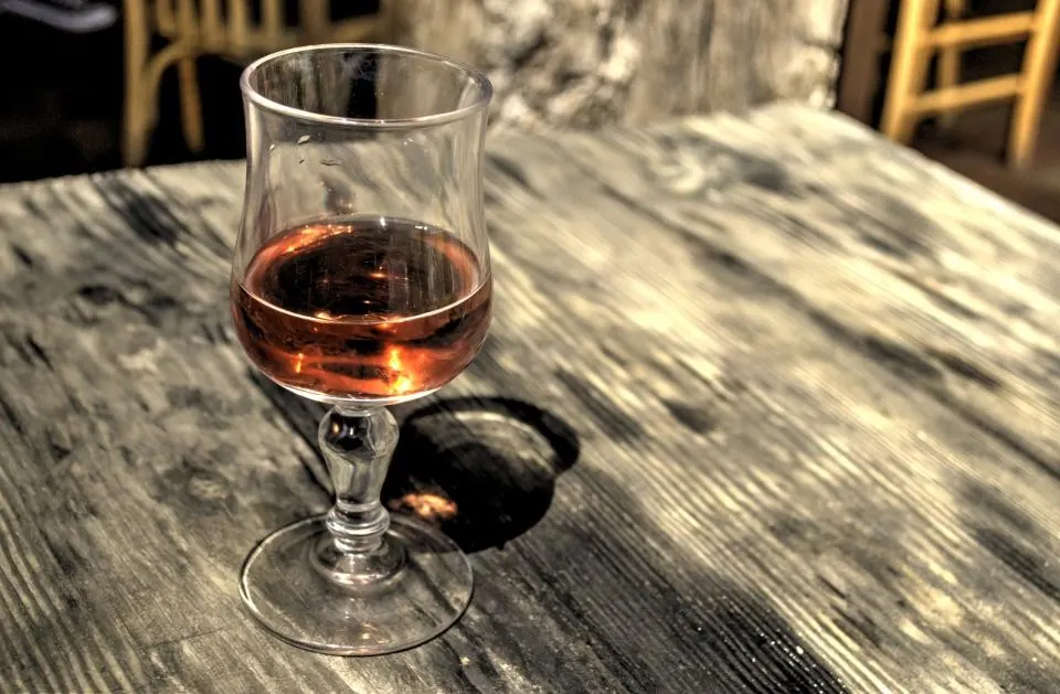 Copa de vino sobre mesa de madera